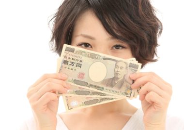 三万円を持つ女性